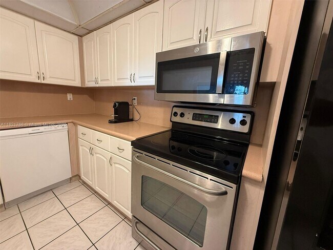 Building Photo - 6801 Indian Creek Dr