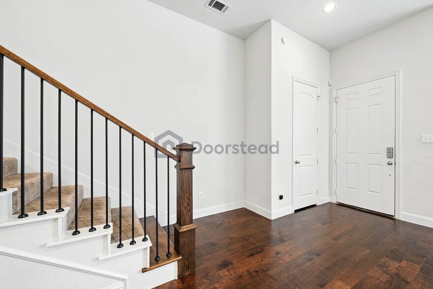 Building Photo - 2518 Plumas Dr