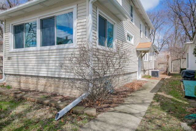 Building Photo - 221 Elm St