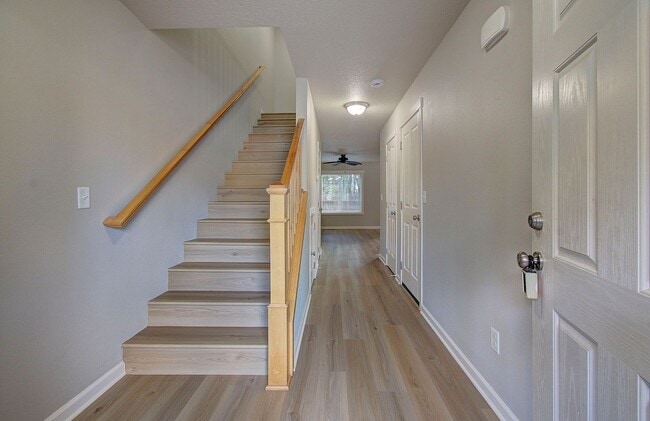 Building Photo - Charming 3 bd 2.5 ba Townhouse - Available Now!