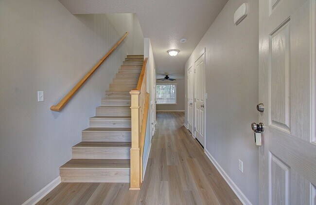Building Photo - Charming 3 bd 2.5 ba Townhouse - Special! $500 OFF on December Move In!