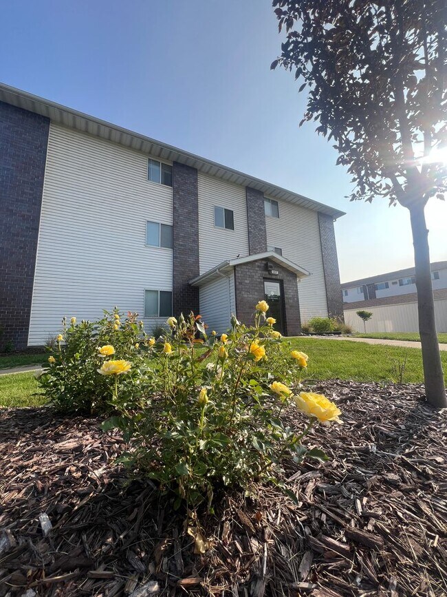 Building Photo - Amazing updates on this 3 bedroom apartmen...