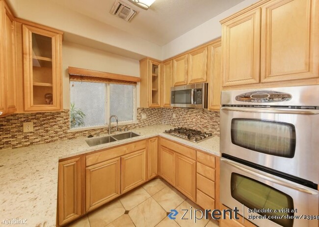 Building Photo - 4 br, 2.5 bath Condo - 20300 Vanowen Stree...