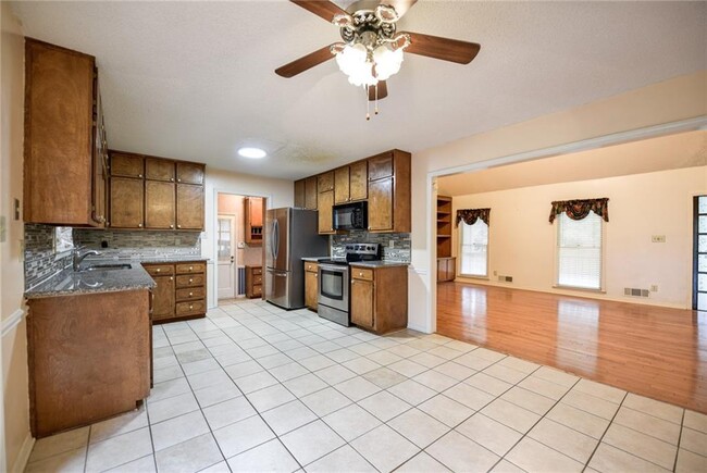 Building Photo - 1812 Lake Lucerne Dr SW