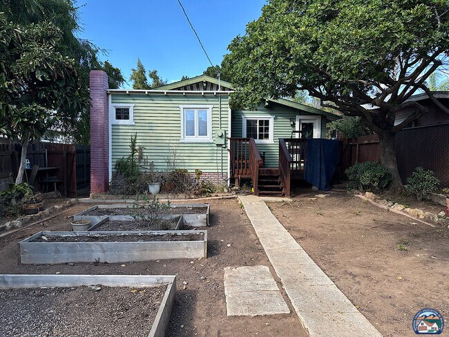 Building Photo - 1075 Hayes Ave