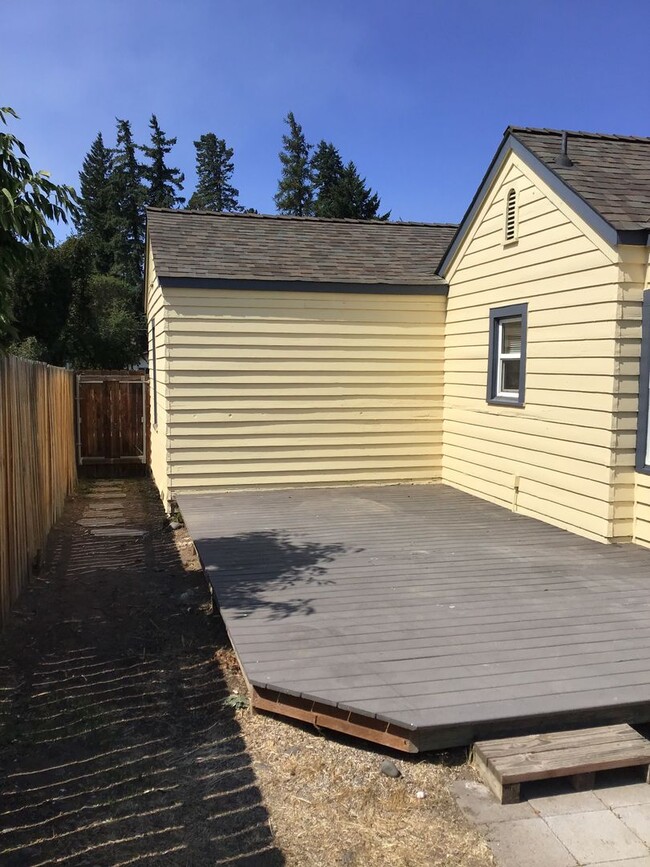 Building Photo - Darling SW Redmond Home for Rent!