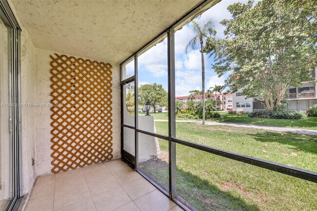 Building Photo - 681 S Hollybrook Dr