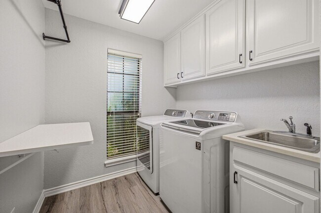 Building Photo - Beautiful large 3 bedroom home