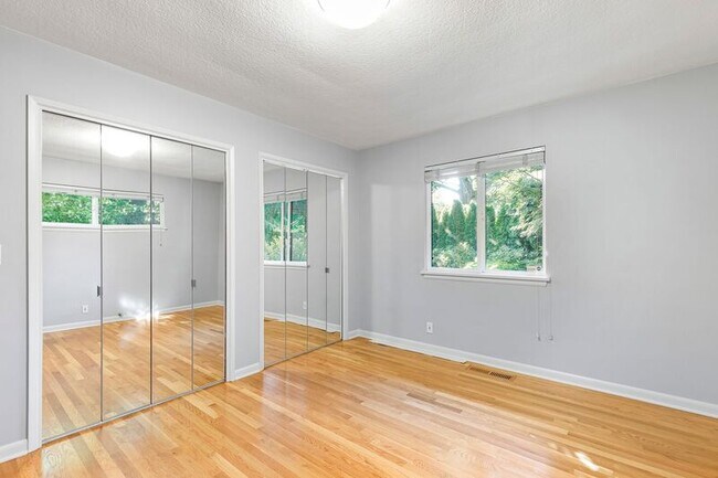 Building Photo - 2640 SW Vista Dr