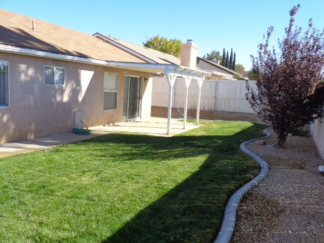 Building Photo - Beautiful One Story Home in Rosamond in Ex...