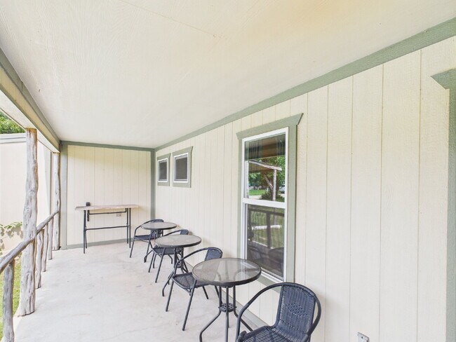 Building Photo - Furnished Move-in Ready 3/2
