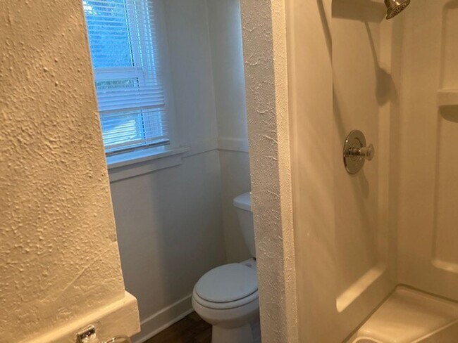 Building Photo - Great location, 2 bedroom, 1 bath home for rent