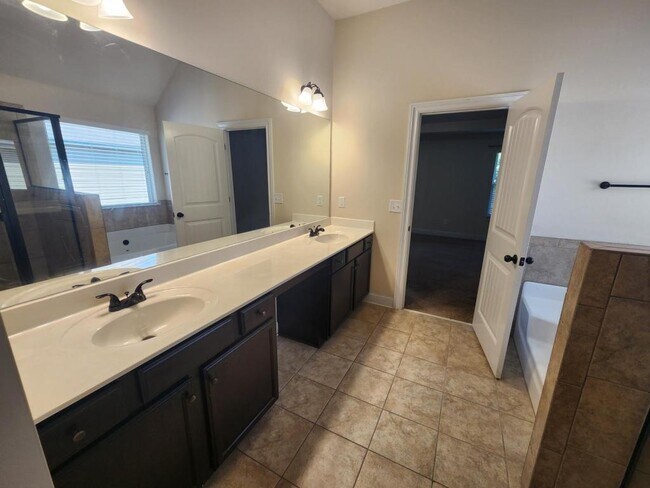 Building Photo - 2740 Blake Towers Ln