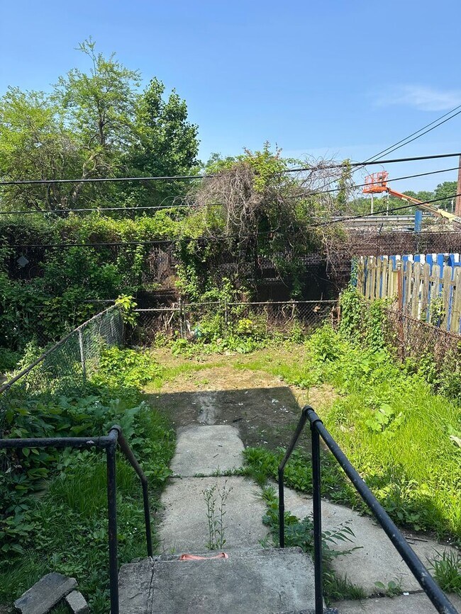 Building Photo - Renovated 3 Bed, 1 Bath townhome