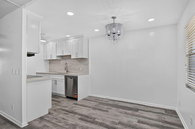 Building Photo - 3045 Cornwall C