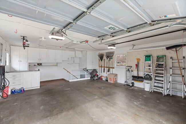 Building Photo - Style Meets Location 3 Bedroom 3 Bathroom Single Family Home - Must See