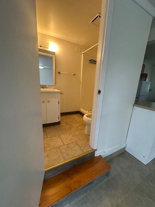 Building Photo - Cherry Ave Duplex