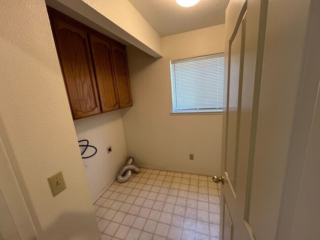 Building Photo - Spacious & Stylish 4-Bed Home in Prime Sto...