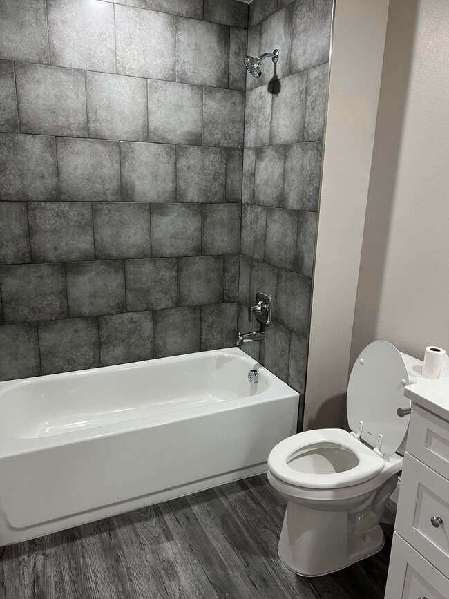 Building Photo - 850 San Filippo Dr SE