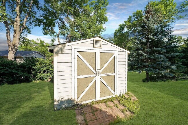 Building Photo - 6960 Fernbrook Ln N