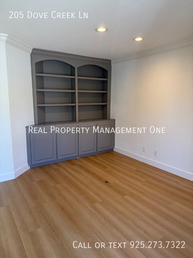 Building Photo - 205 Dove Creek Ln