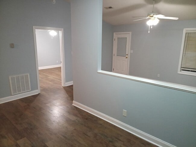Building Photo - Knoxville 37912 - 2 bedroom, 2 bath condo with a 1-car garage - Call Lisa Vineyard and Shannon Ru...