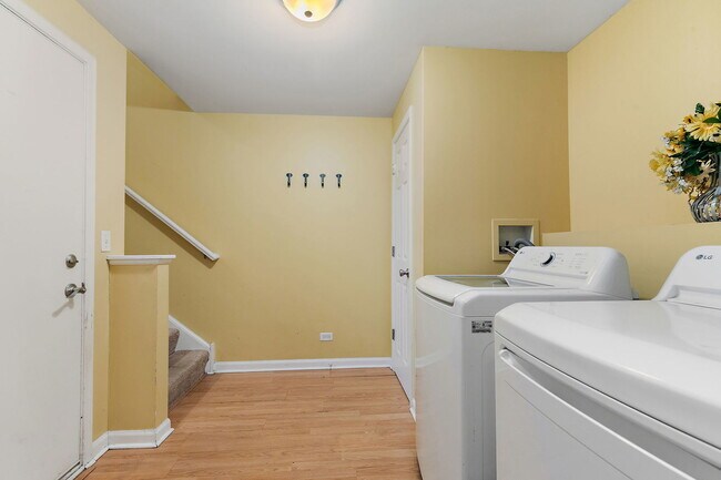 Building Photo - 253 Evergreen Cir