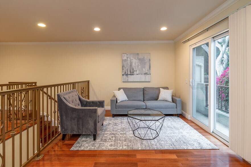 Upstairs landing/loft area - 3689 S La Cienega Blvd