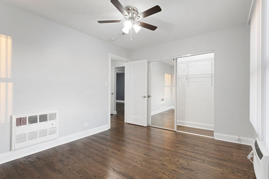 Building Photo - 7639 N Eastlake Ter