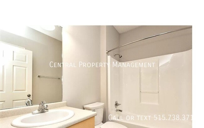 Building Photo - 1760 SE LA Grant Pkwy
