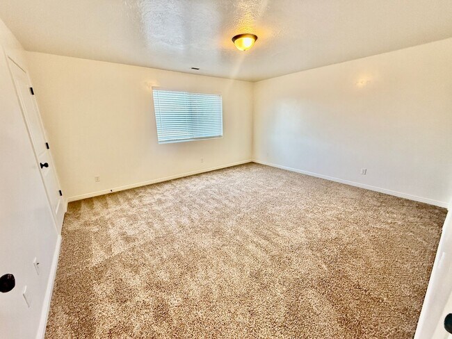 Building Photo - 3-BR Townhome Near Costco