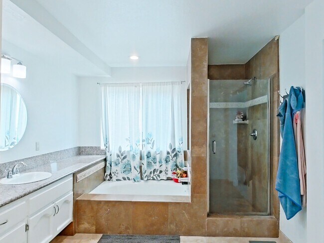 Building Photo - Spectacular 4 bedroom family home with oce...