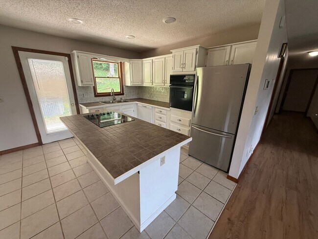Building Photo - Big on Space. Big on Convenience. Big on Comfort.