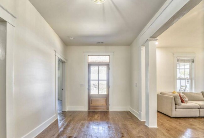 Building Photo - 412 2nd Ave