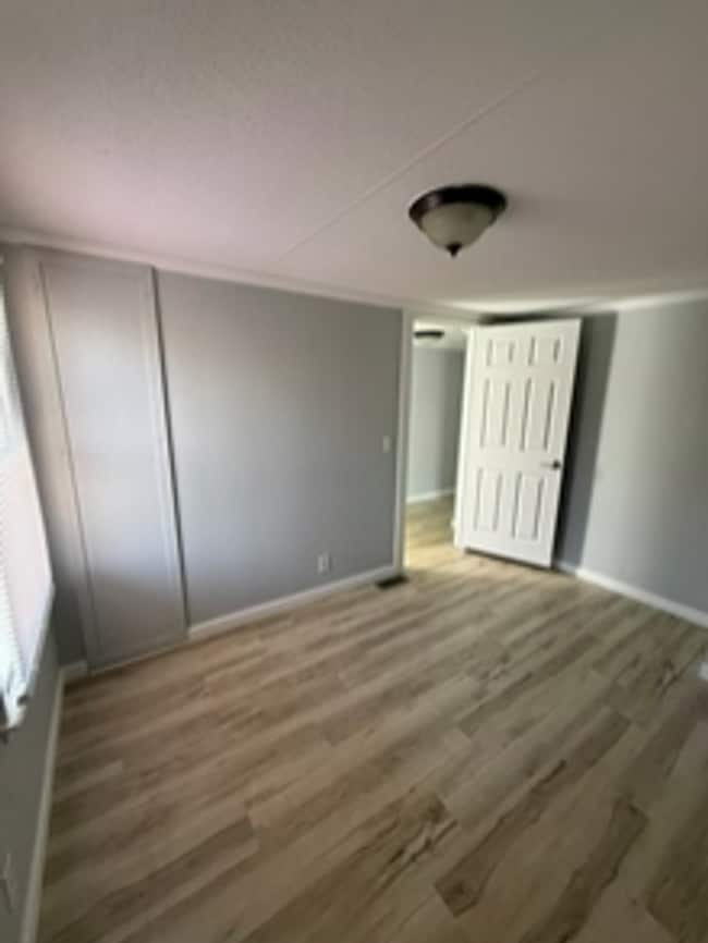 Building Photo - Private Setting/ Large Lot 3 bedroom 2 bath