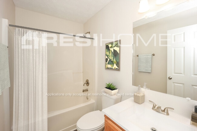 Building Photo - 7558 Woodbine Pl