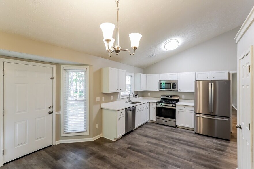 Building Photo - 350 Paris Dr