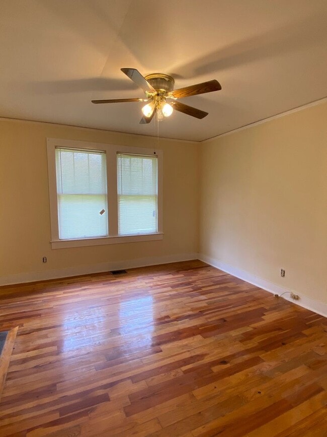 Building Photo - 2 Bedroom 1 Bath Home In Greenville !