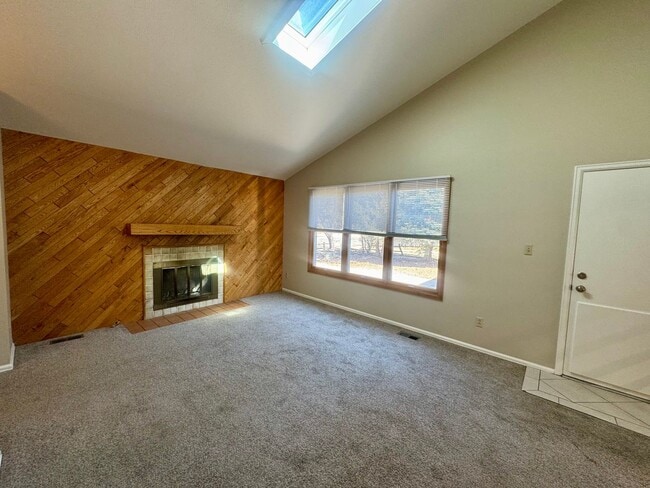 Building Photo - 4 Bedroom Home in Villa Loma-Available NOW