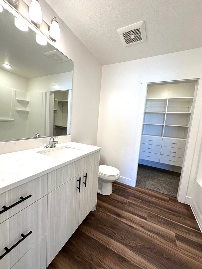 Building Photo - HC 1136