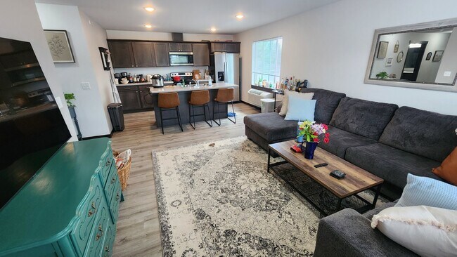 Building Photo - Modern 2 Bedroom, 2 Full Bathroom with Gar...