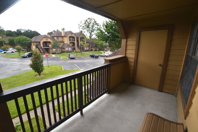 Building Photo - 1/1 Condo in Altamonte Springs ~ Gated Lakefront Community ~ LVP Flooring & Updated Kitchen/Bath!