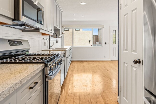 Building Photo - Spacious 3 Bed / 3 Bath Ocean Beach Townhome with Private Patio & Garage - Available NOW