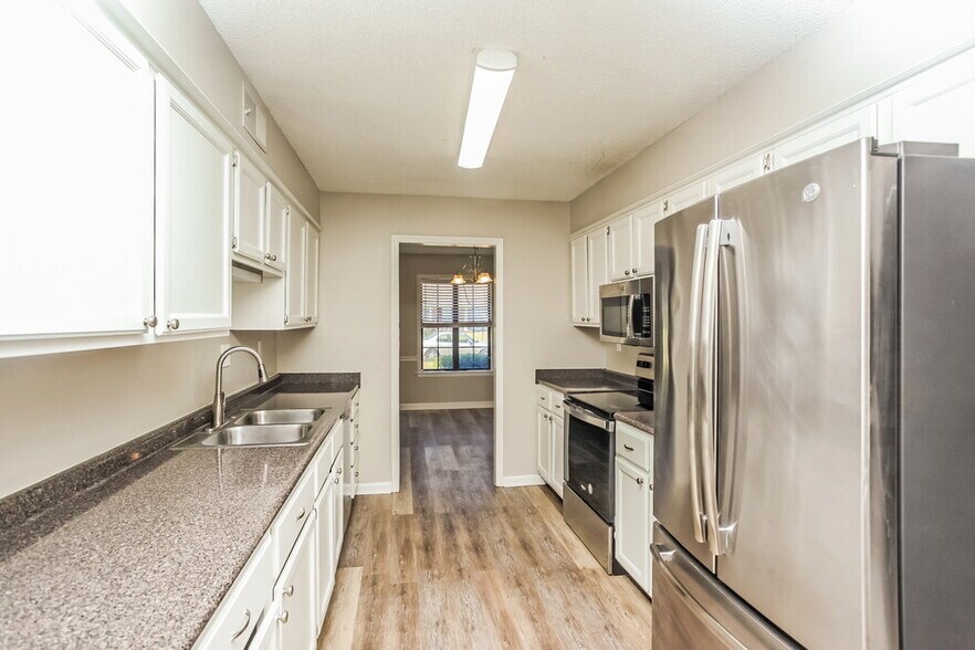 Building Photo - 5044 Brooksbank Cove S