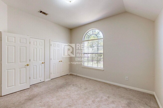 Building Photo - Elegant 5-Bedroom Home for Rent in Prime C...