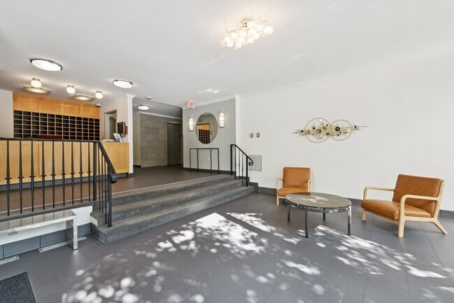 Building Photo - Renovated Studio w/ Private Balcony Glover...