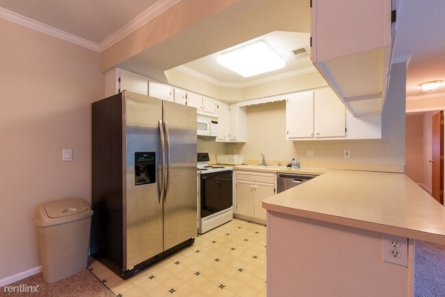 Building Photo - 2 br, 1 bath  - 30506 Oakridge Manor Dr