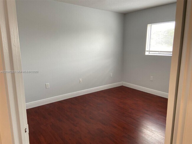Building Photo - 450 Palm Cir