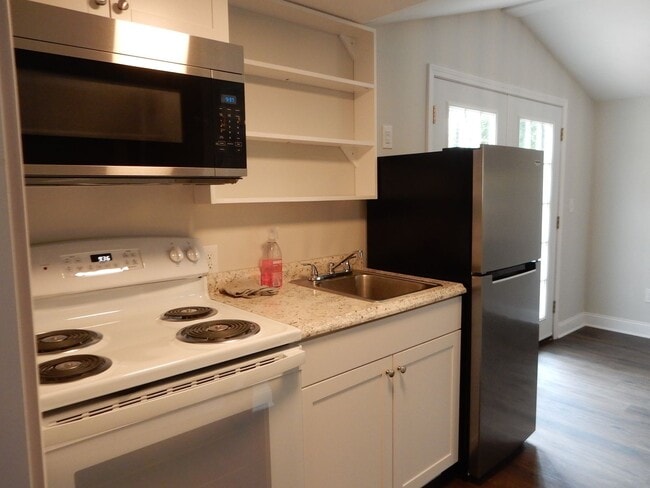 Building Photo - "Tiny" home offers one level living - WALK...