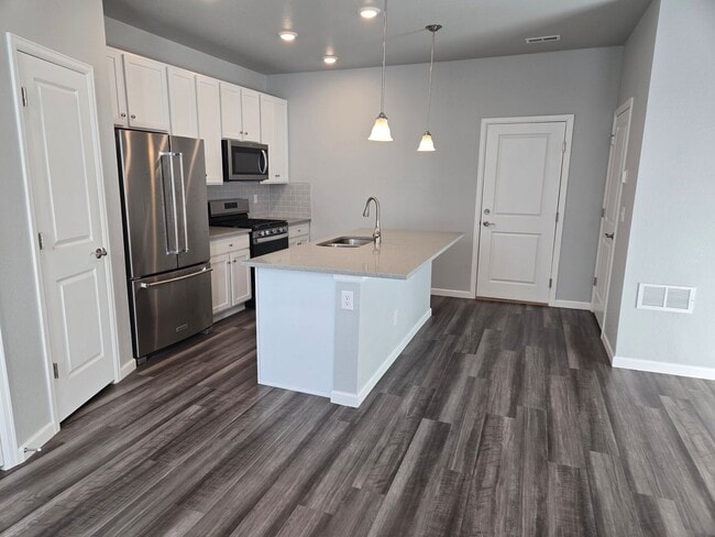 Building Photo - Evolve Real Estate: Spacious 3 Bed 2.5 bath Townhouse with Attached 2 Car Garage AVAILABLE NOW!